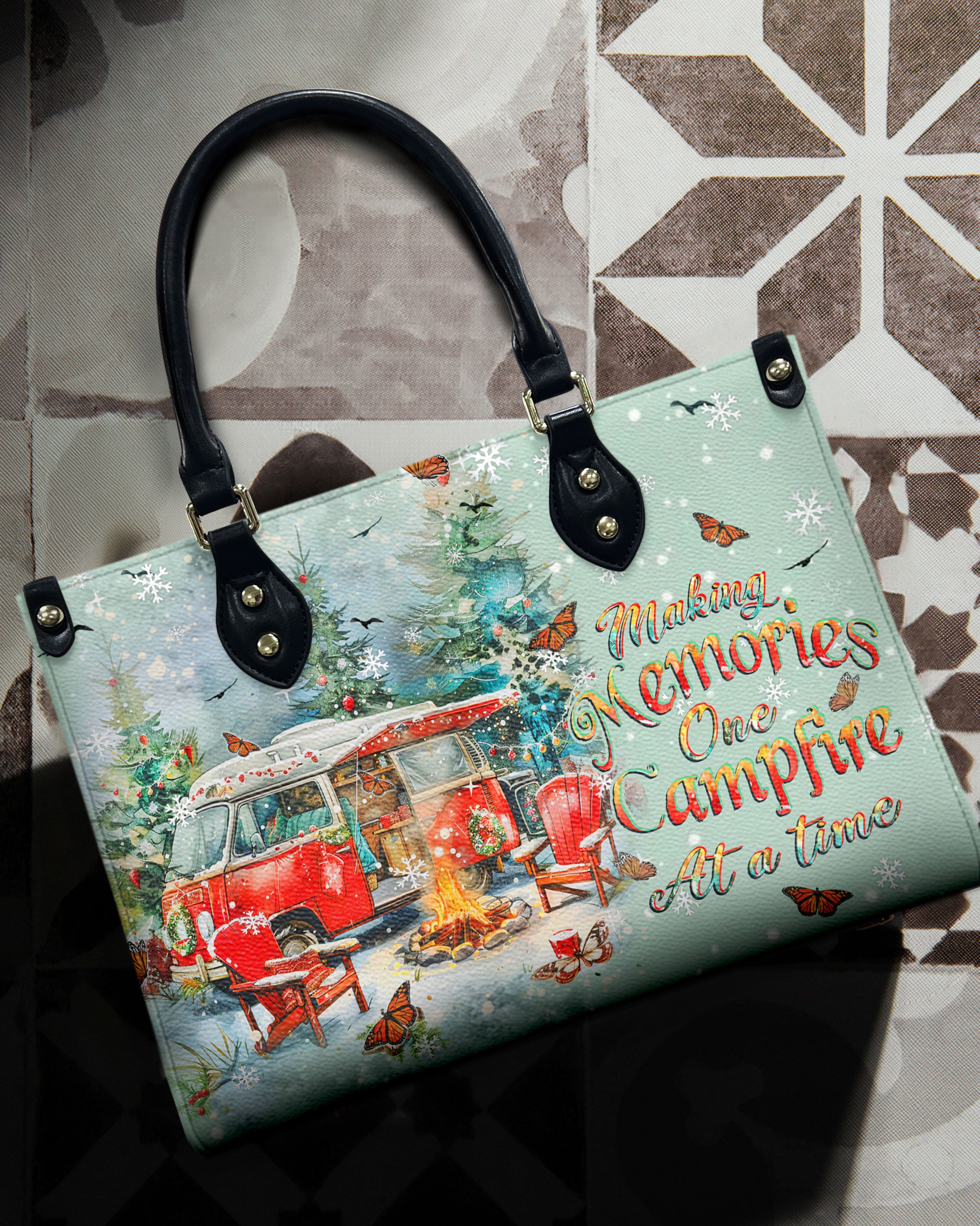 MAKING MEMORIES ONE CAMPFIRE CHRISTMAS LEATHER HANDBAG - YHHN2910244