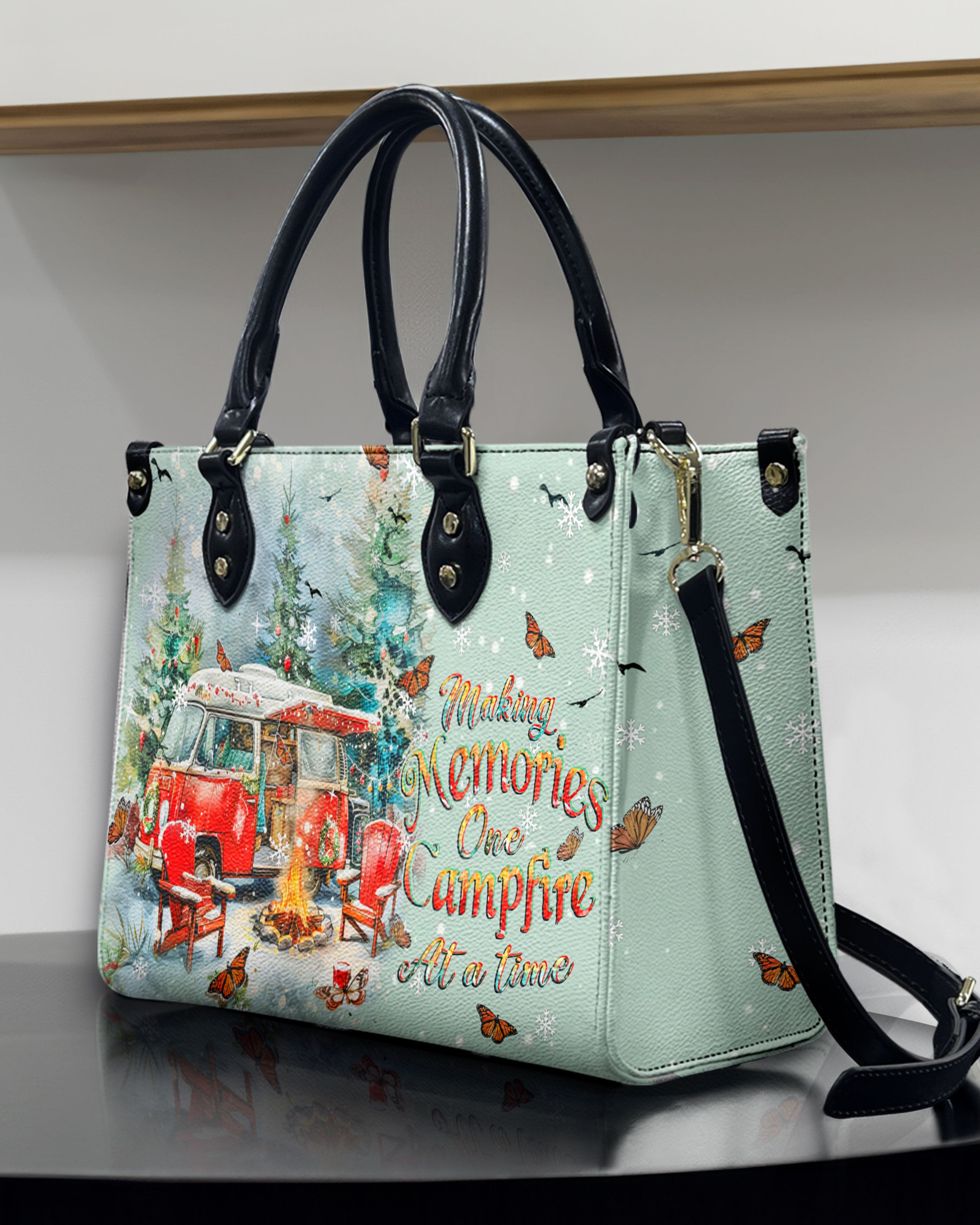 MAKING MEMORIES ONE CAMPFIRE CHRISTMAS LEATHER HANDBAG - YHHN2910244