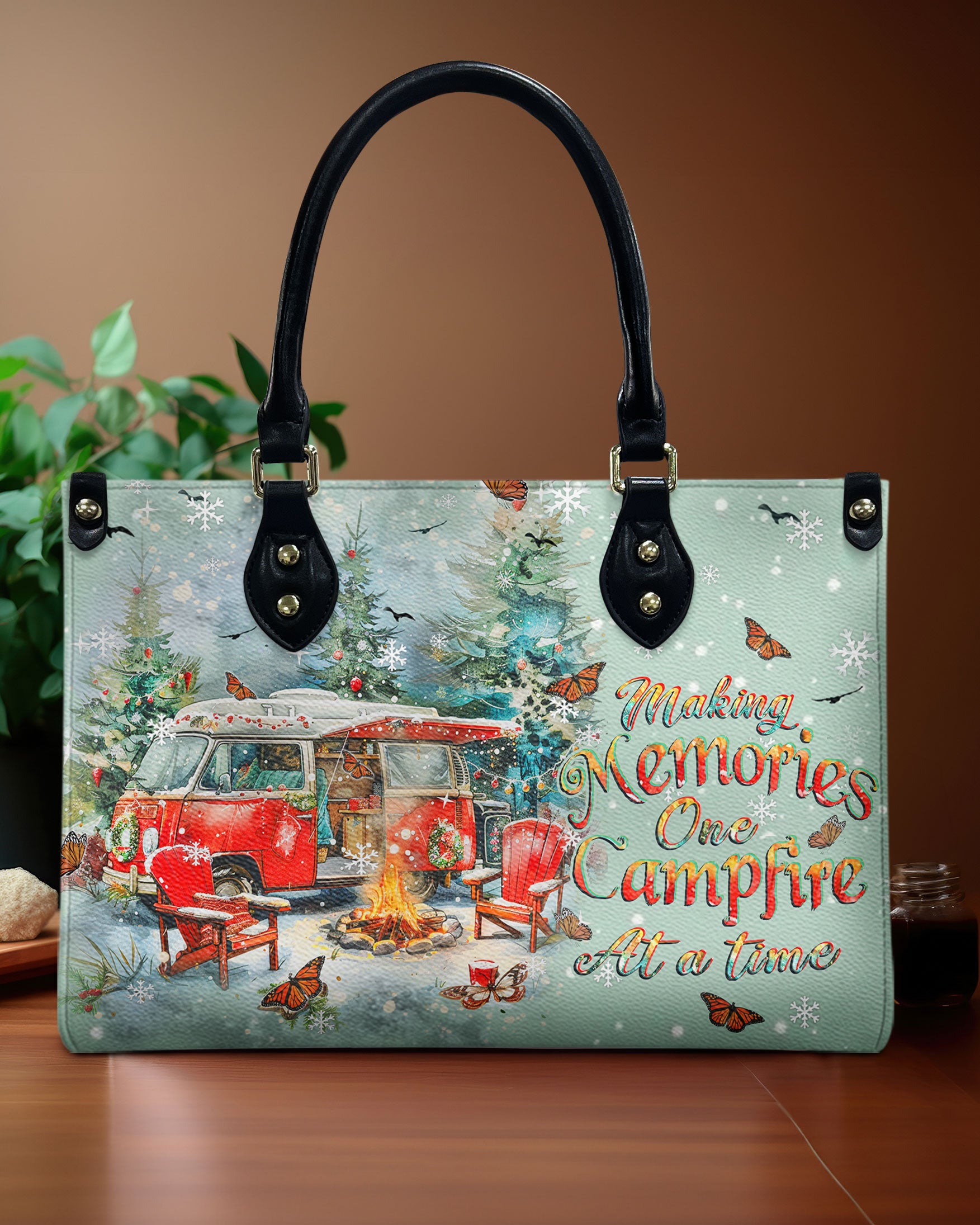 MAKING MEMORIES ONE CAMPFIRE CHRISTMAS LEATHER HANDBAG - YHHN2910244