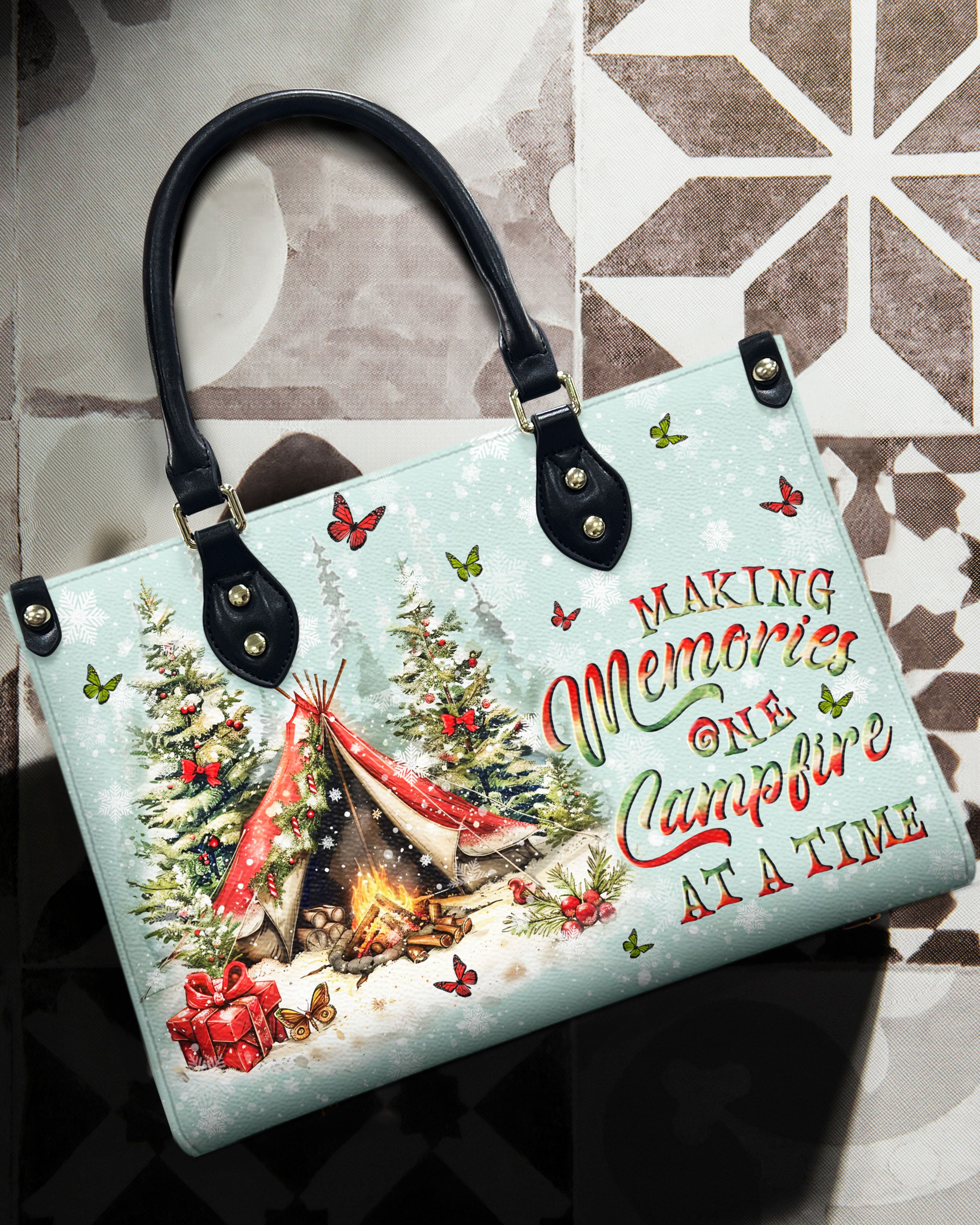 MAKING MEMORIES ONE CAMPFIRE CHRISTMAS LEATHER HANDBAG - YHLN2510244